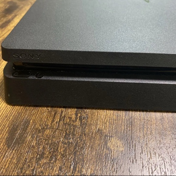 PlayStation 4 slim included with 2 controllers and 5 game disc 100% function - Picture 6 of 13